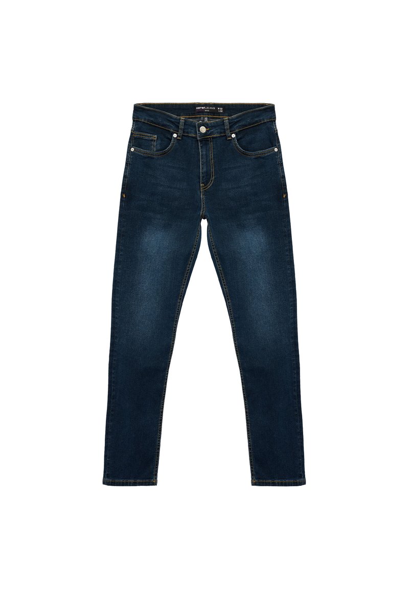 Jeans de mezclilla azul oscuro con un ajuste Slim. Presentan cinco bolsillos, un cierre de cremallera y costuras amarillas en contraste a lo largo de las costuras.