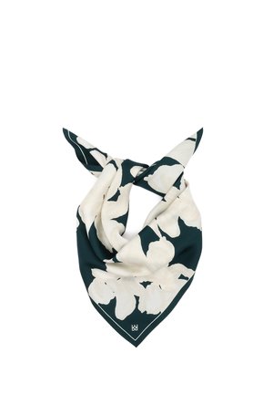 Jedwabny szal złożony w trójkąt, ciemnozielony z dużymi kremowymi kwiatowymi wzorami oraz małym białym logo w pobliżu wierzchołka.