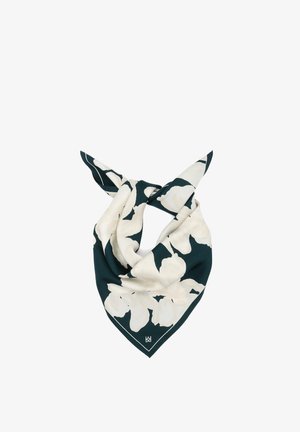 Écharpe en soie pliée en triangle, vert foncé avec de grands motifs floraux crème et un petit logo blanc près de la pointe.