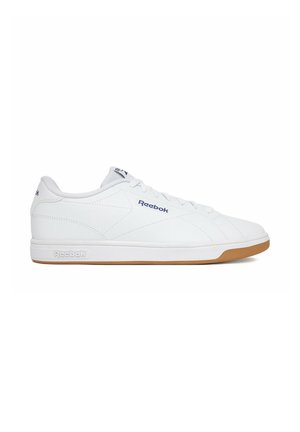 Biały niski sneaker Reebok z gumową podeszwą, przeszywanym panelem, logo z boku, na pięcie i języku, widziany z prawej strony.