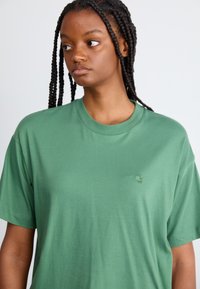 Carhartt WIP CHESTER - T-shirts - duck green