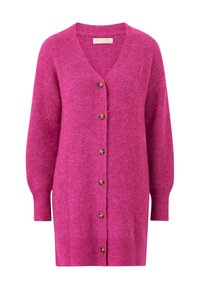 Fuchsia cardigan lavet af struktureret strikket stof, der har V-udskæring, lange ærmer og syv brune knapper ned ad forsiden.
