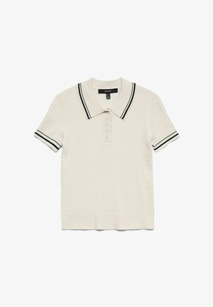 T-shirt polo blanc en tissu texturé, avec des rayures noires sur le col et les manches, et un plastron à cinq boutons. Manches courtes, design ajusté.