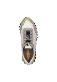 Sneaker con un design multi-materiale in bianco, beige e verde, con suola in gomma testurizzata, chiusura con lacci e soletta imbottita.