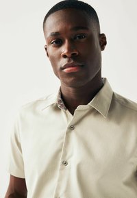 Next TRIMMED  SHORT SLEEVE  - Vapaa-ajan kauluspaita - neutral brown