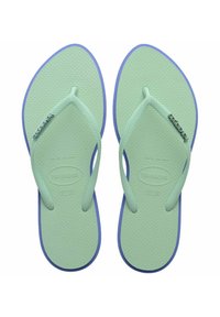 Infradito in gomma verde chiaro con plantare texturizzato e rifiniture blu. Presentano cinturini sottili e un dettaglio con logo argentato su un cinturino.