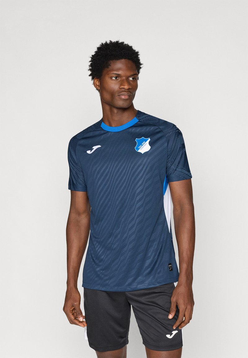 Maglia sportiva blu navy con motivo a righe orizzontali, maniche corte e accentuazioni blu a contrasto. Include un logo sul petto.