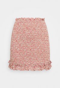 Saia de estampado floral com cintura franzida, apresentando uma bainha em babados, predominantemente em tons de vermelho e branco com pequenos padrões de flores.