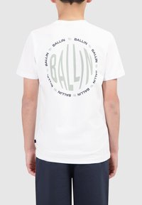 Witte katoenen t-shirt met een ronde 'BALLIN' graphic in groen en marineblauw op de rug. Korte mouwen en een ronde halsontwerp.