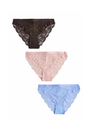 Drie kanten damesslips in zwart, roze en lichtblauw, plat uitgestald op een witte achtergrond.