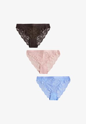 Trzy koronkowe damskie majtki bikini w kolorze czarnym, różowym i jasnoniebieskim, prezentowane na płasko na białym tle.