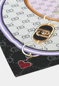 Foulard di seta con sfondo nero e motivo a logo ripetuto, dettagli in metallo dorato, strisce viola e lavanda, e un charm a forma di cuore.