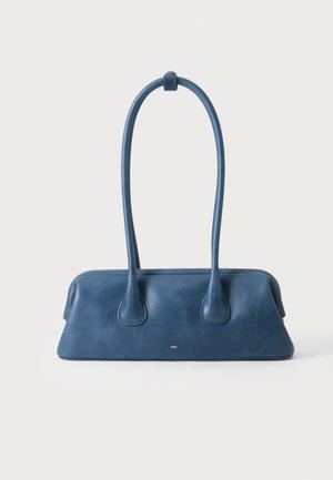 Bolso de cuero azul con asas largas y base rectangular, sobre un fondo blanco liso.