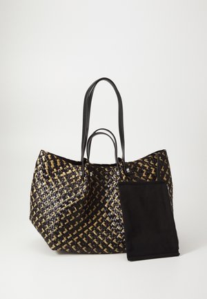 Vevd svart og gull tote bag med to svarte lærhåndtak; inkluderer en liten avtagbar svart veske med glidelås.