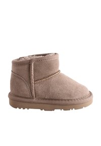 Bottine en daim couleur taupe avec semelle épaisse et doublure intérieure en peluche, conçue pour la chaleur et le confort.