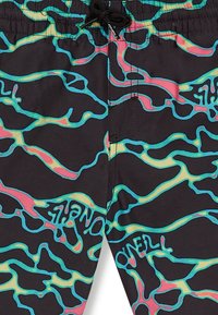 Zwarte zwembroek met een kleurrijk golvend patroon in neonroze, groen en blauw, voorzien van een trekkoord in de taille en merkembleem.