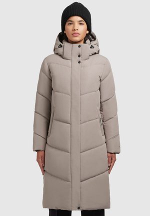Gevoerde lange jas in een lichtbeige kleur met een hoge kraag, afneembare capuchon en zwarte drukknoopsluitingen. Voorzien van een chevron-quiltontwerp.