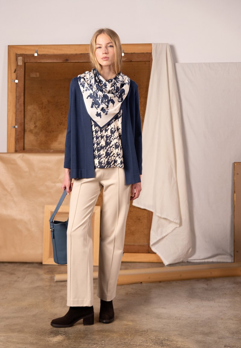 Foulard Viscose Motif Japonisant - Bleu Marine & Blanc - 82 X 86 Cm - Neuf Sans étiquettes
