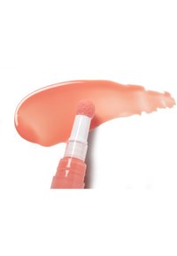 Glos de lèvres dans un applicateur transparent avec un embout doux et arrondi, présentant un liquide corail brillant s'accumulant à côté.