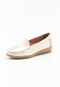Mocassino in oro metallico con punta arrotondata, materiale in pelle, dettagli cuciti sul davanti e tacco a zeppa in gomma basso.