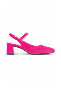 Chaussure slingback en suede rose vif avec un embout carré, un talon bloc et une sangle ajustable à l'arrière. Texture lisse et design minimal.