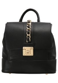 Czarny skórzany plecak o fakturowanej powierzchni, złote okucia, łańcuszek na klapie oraz zapięcie na zatrzask dla bezpieczeństwa.