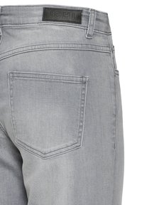Γκρι τζιν παντελόνι από denim με μια πίσω τσέπη και μαύρο δερμάτινο ταμπελάκι με την ένδειξη "ICHI" στη μέση.