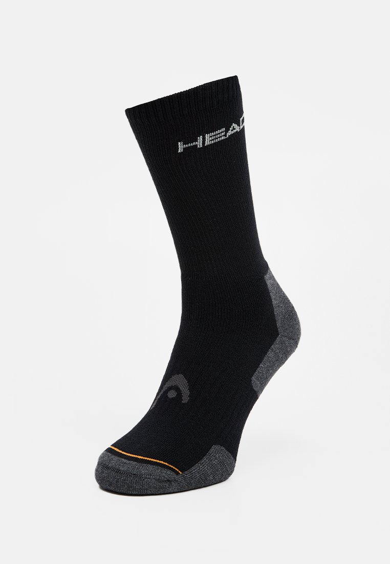 Schwarze Sportstrumpf bis zur Mitte der Wade mit grauem Fersen- und Zehenbereich, orangen Nähten an der Zehe und einem kleinen Logo am Fuß und am Bündchen.