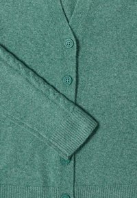 Türkisfarbener Cardigan aus weichem Strickstoff mit V-Ausschnitt, sieben Knöpfen und gerippten Bündchen. Besitzt eine geflochtene Textur an den Ärmeln.