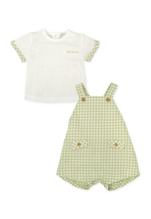 Camiseta blanca de manga corta con puños de cuadros verdes combinada con un pelele de cuadros vichy verdes con dos bolsillos y botones de madera.