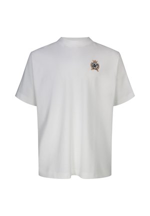 Camiseta blanca de manga corta con un pequeño logo bordado en forma de escudo que presenta iniciales negras, corona dorada y cinta en el lado izquierdo del pecho.
