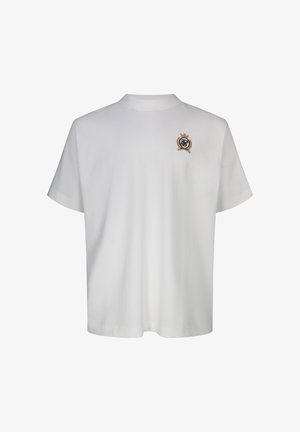 Wit T-shirt met korte mouwen en een klein geborduurd crest-logo met zwarte initialen, een gouden kroon en een lint op de linkerborst.