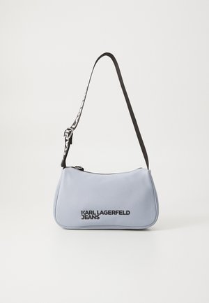Blauwe synthetische tas met een gebogen vorm, voorzien van een zwart logo en een contrasterende zwarte schouderband. Gladde textuur en ritssluiting.