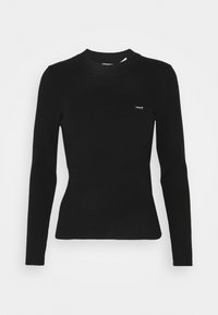 Svart långärmad ribbad tröja med hög krage; har en liten vit Levi's-logotyp på vänster bröst. Tillverkad av mjukt, texturerat tyg.