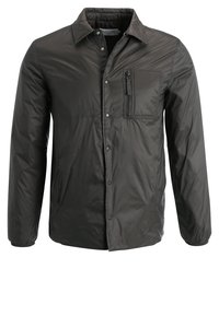 Chaqueta liviana, de color gris oscuro, con botones, de manga larga, bolsillo en el pecho con cremallera, textura suave y detalles mínimos.