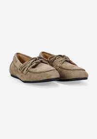 Zapatos mocasines de ante marrón con punta redondeada, diseño con cordones, costura decorativa y suela de goma negra.