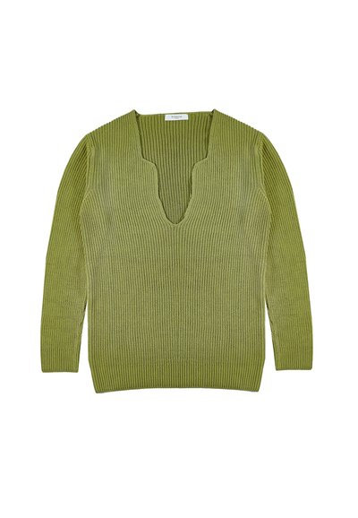 Maglione a coste verde con scollatura a V profonda e maniche lunghe. Il tessuto ha un aspetto testurizzato, aumentando il suo interesse visivo.