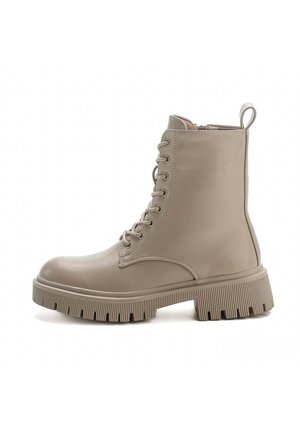 Bottines à lacets beiges avec une finition lisse, bout rond et semelle épaisse texturée. Dispose d'une languette à l'arrière pour un enfilage facile.