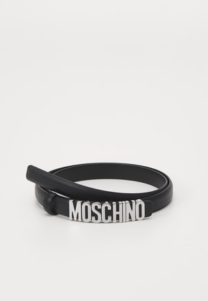 Curea din piele neagră, cu o cataramă de ton argintiu "MOSCHINO", cu o textură netedă și un design clasic, minimalist.