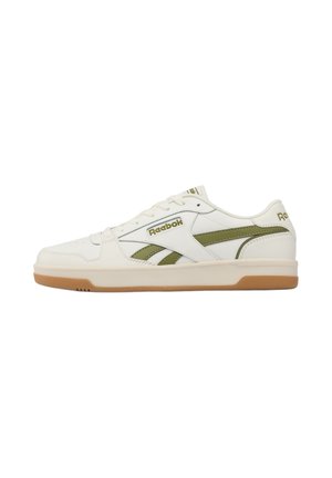 Zapatilla blanca de perfil bajo de Reebok con detalles en verde oliva y suela de goma, logo lateral visible, cierre de cordones, material de cuero liso.