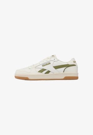 Sneaker Reebok bianca bassa con accenti verde oliva e suola in gomma, logo laterale visibile, chiusura con lacci, materiale in pelle liscia.