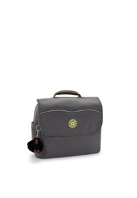 Sac en tissu gris avec une fermeture à rabat, mettant en avant un logo rond et un petit porte-clés en forme de singe. Il possède une poignée robuste et une surface texturée.