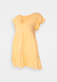 Vestido de algodão amarelo com decote em V, mangas curtas franzidas, design em camadas e saia rodada. Textura suave e ajuste casual.
