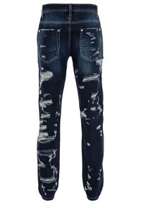 Dunkelblaue Denim-Jeans mit Used-Effekten, die ausgefranste Patches und zwei Gesäßtaschen mit Metallnieten aufweisen.
