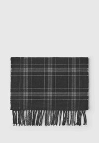 Czarny wełniany szalik z wzorem w kratę w odcieniach szarości i subtelnymi pomarańczowymi akcentami, z frędzlami na krawędziach dla dodatkowej tekstury.