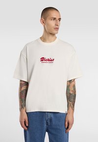 Dickies LEWISTOWN EMBRO TEE - Triko s potiskem - egret