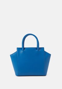 Sac cabas en cuir bleu avec deux poignées courtes, base large et côtés effilés. Texture lisse avec un design structuré et un minimalisme dans les détails.