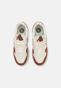 Sneaker mit einem Obermaterial aus beigem Stoff, braunen Wildlederelementen und einer hellgrünen Innensohle. Verfügt über strukturierte Partien und flache Schnürsenkel. Rundes Logo auf der Innensohle.
