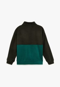 Sudadera con pullover que presenta una sección superior negra y una sección inferior verde azulado, fabricada en material de forro polar con un cuello alto y puños acanalados.