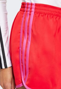 adidas Originals SPRINTER - Kratke hlače - better scarlet semi lucid fuchsia